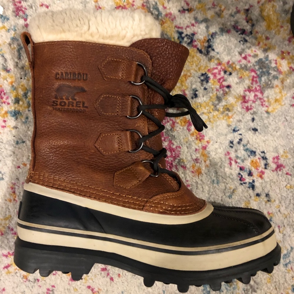 Sorel caribou great condition insulated snow boots! Shoot me an offer!